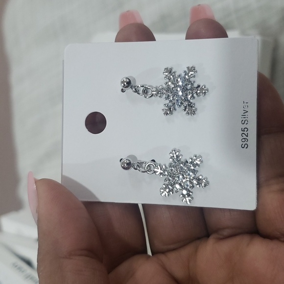 Snowflake ❄️ earrings - Picture 8 of 10